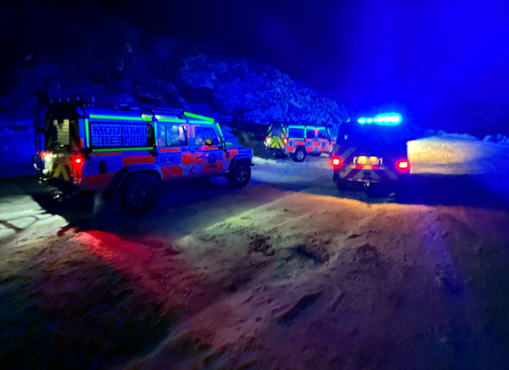 BLUE LIGHTS AND AUDIBLE WARNINGS FOR MOUNTAIN RESCUE VEHICLES